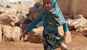 Syrian girl without lower limbs using tin legs, gets prosthetics 