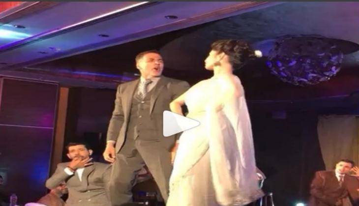 mouni roy and akshay kumar dancing video