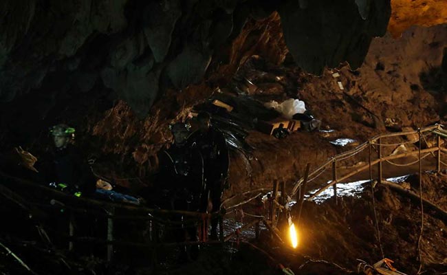 Thai Cave: 8 Thai boys wait as rescue operation on hold for 10 Hours