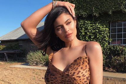 Kylie Jenner shares she 'got rid' of her lip fillers in new photo