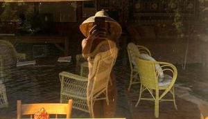 See, Lisa Rinna pose completely nude on her birthday