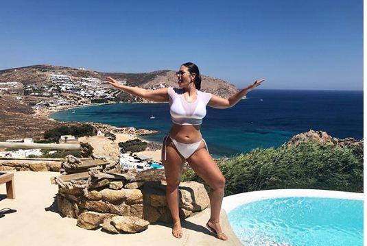 Page 2 of 11 - BigFineWoman: Ashley Graham Flaunts ASSets In