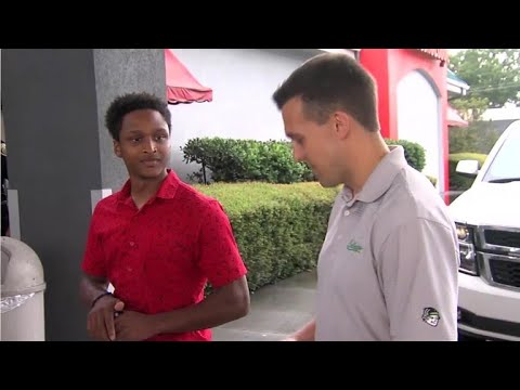 Kind-Hearted! This boss gave his car to an employee who walked 32 Kilometer to reach workplace