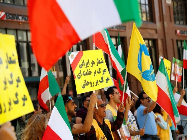 Teachers in Iran protest over low wages