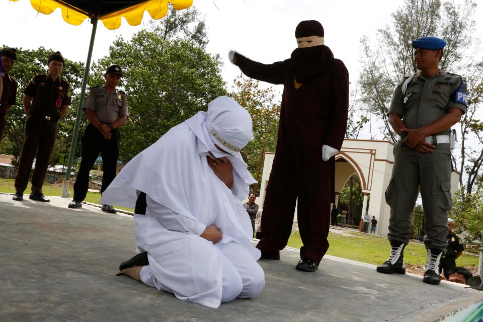 Disturing! Woman is beaten in front of crowd in Indonesia for having sex without being married