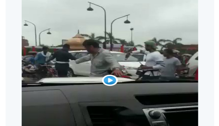Jackie Shroff clears traffic on Luknow roads with a gun in Bhidu style; Twitterati asks, 'bhidu Kaha fase la hai bhai?'