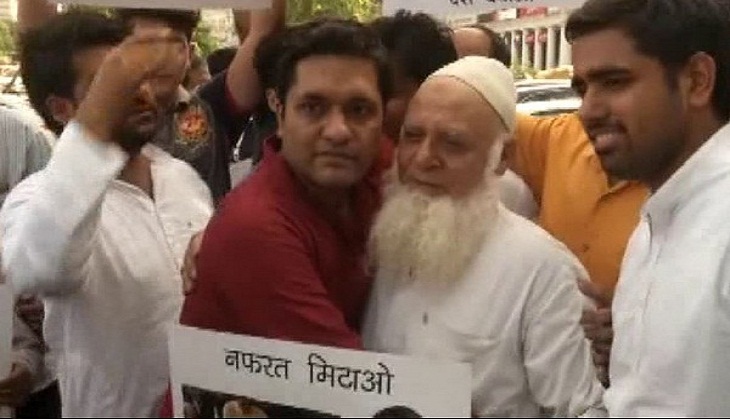 Congress workers offer 'free hug' in Delhi