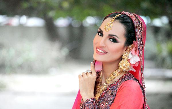 'Please go out and vote for the sake of Pakistan' says Pakistani model Nadia Hussain 