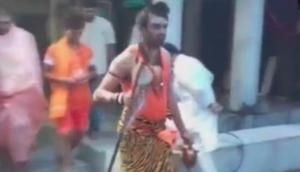 Video: RJD leader Tej Pratap dresses up as 'Lord Shiva,' perform aarti inside Patna temple; tweeple says 'koi iske gale me saanp dalo'