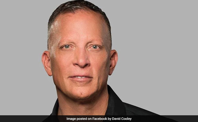 Gay couple separated in Alaska Airlines so that straight couple could sit together