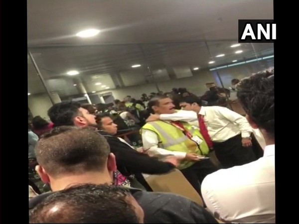 150 passengers stranded at Mumbai Int'l Airport due to flight delay