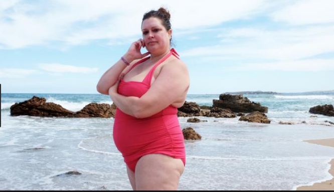 Tziporah Malkah risks malfunction of swimsuit, See pics inside