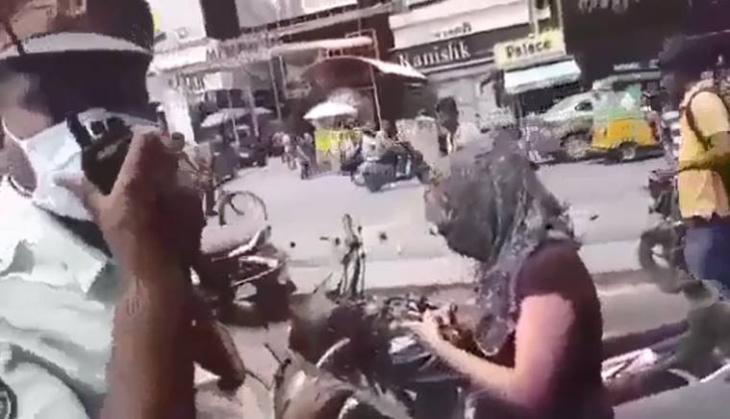 Women abuse traffic police