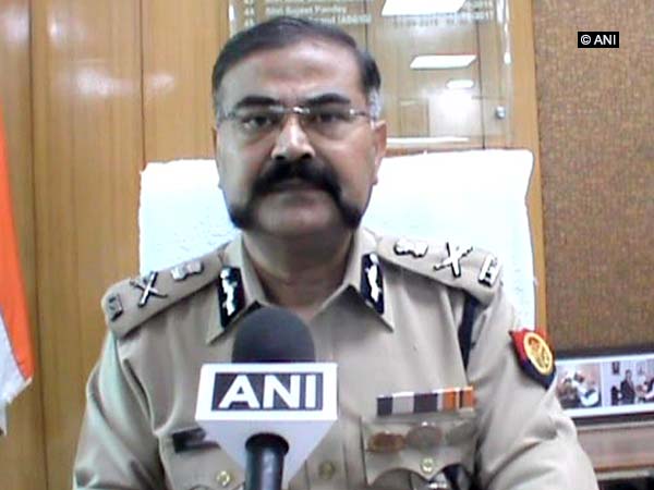 Senior cop justifies showering petals on Kanwariyas