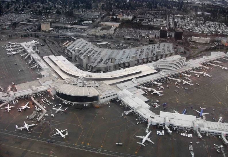 Airplane mechanic hijacks flight Air Q400 and crashes after doing stunts on mid-air in Seattle