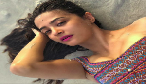 Sizzling Surveen Chawla's latest hot ' bikini on beach' photos will raise your heartbeats; see pics at your own risk!