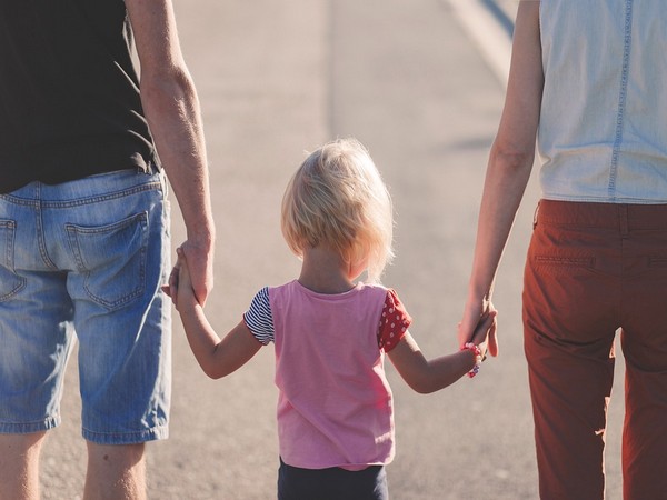 Whose influence is stronger on kid's language: mom or dad?