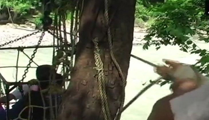 Nainital: Children risk lives, use ropeway to reach school