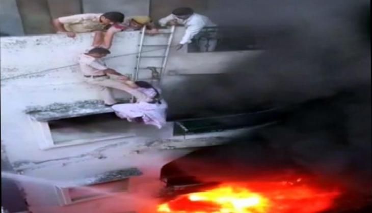 OMG! Delhi cops nail-biting rescue by forming human chain to save couple trapped in fire in Paharganj; video inside