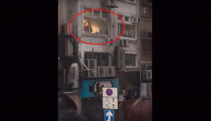 OMG! People on the street filmed a man getting intimate with his partner in the flat; later saw something that blew their mind!