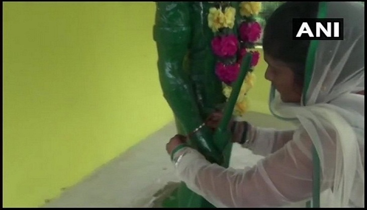 Raksha Bandhan 2018: Late police constable's sister ties rakhi to his statue