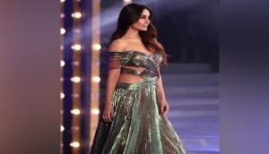 Bollywood diva Kareena Kapoor Khan oozes oomph in Lakme Fashion Week 2018 finale