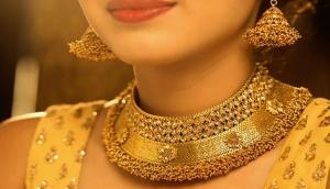Gold gains Rs 305 on jewellers' buying