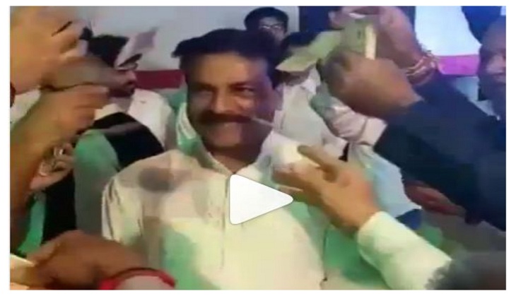 Mumbai Congress leader showered with cash as he entered a Ganpati event as a guest; video goes viral