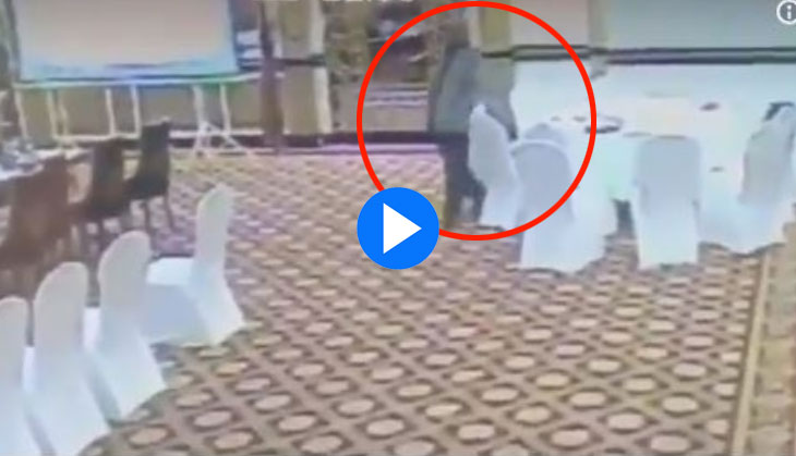 Watch Video: Pakistani bureaucrat Zarar Haider Khan caught on camera stealing wallet of Kuwaiti delegate