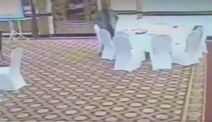 CCTV footage of pakistan officer stealing purse