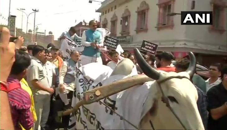 Vijay Goel protesting against petrol diesel Price rise