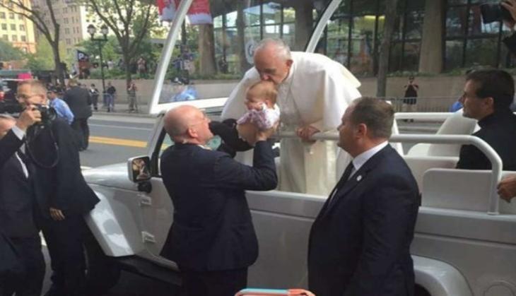 pop fransis kisses baby girl head