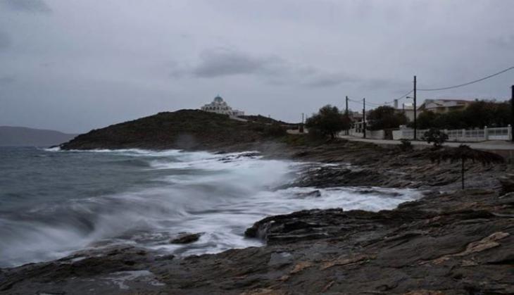 High Alert! Cyclone Titli to hit Odisha coast at around 5.30 am tomorrow; school and colleges shut, people being moved to safety