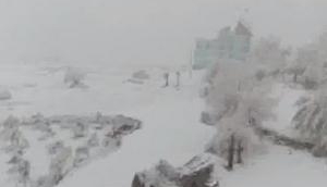 Snowfall blocks Jammu-Srinagar highway, commuters stranded