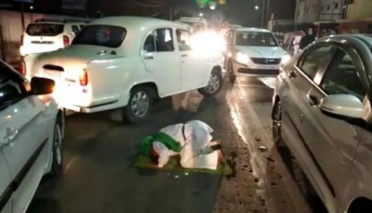 Namaz On Road