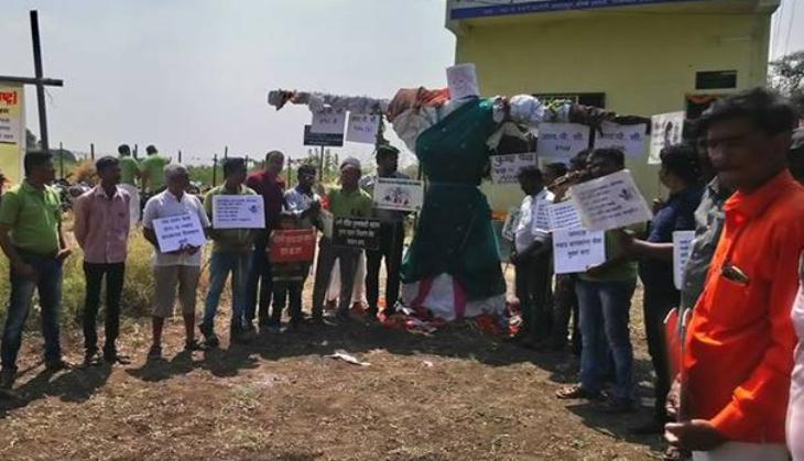 Happy Dussehra: 'Patni Pidit Purush Sanghatana' members, harassed by wives burn effigy of Ravan's sister Surpanakha