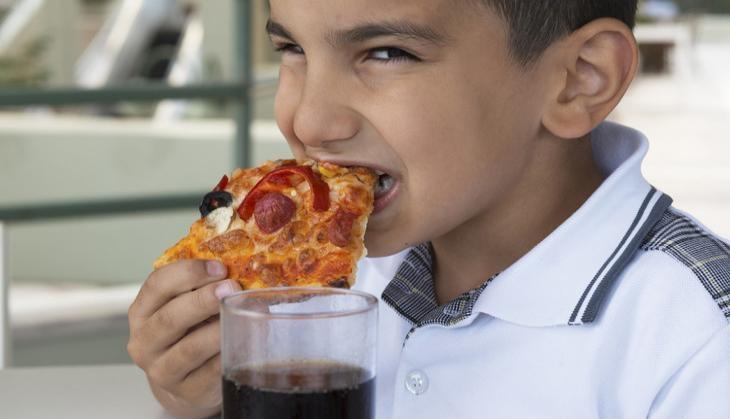 Kid eating pizza