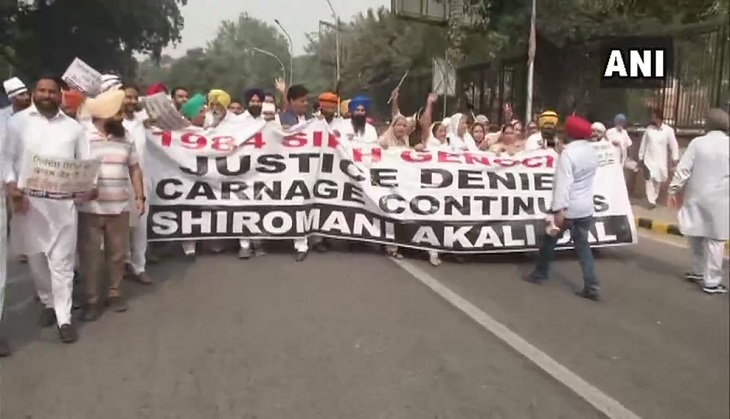 Sikh protestors deface Rajiv Chowk signboard in Connaught Place area