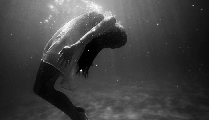 Woman dies after she fell in well while taking a selfie