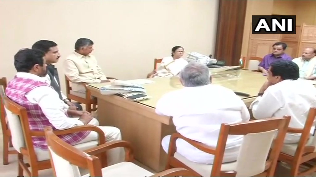 Lok Sabha Election 2019: Chandrababu Naidu postpones Opposition conclave after meeting Mamata Banerjee in Kolkata