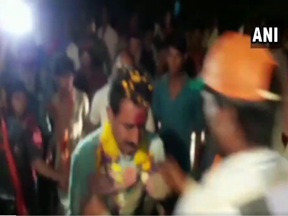 MP Election 2018: BJP MLA Dilip Shekhawat seeking votes welcomed with a garland of shoes in Nagada; watch video