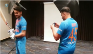 Video: T20 मैच से पहले जब पांडे जी के लिए बल्ला छोड़ कैमरा मैन बन गए रोहित शर्मा