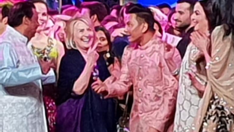 Hillary Clinton grooves to Bollywood numbers with SRK in Isha Ambani's wedding