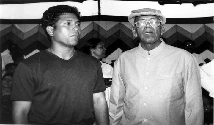 Sachin Tendulkar pays tribute to late coach Ramakant Achrekar at Shivaji Park
