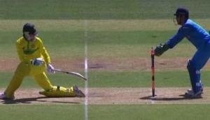 Video: धोनी ने बिजली की फुर्ती से की स्टंपिंग, ऑस्ट्रेलियाई बल्लेबाज को नहीं हुआ यकीन