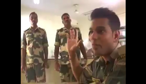 Watch: BSF jawan sings soulfully 'Sandese Aate Hain' from Border movie, Arvind Kejriwal retweets viral video