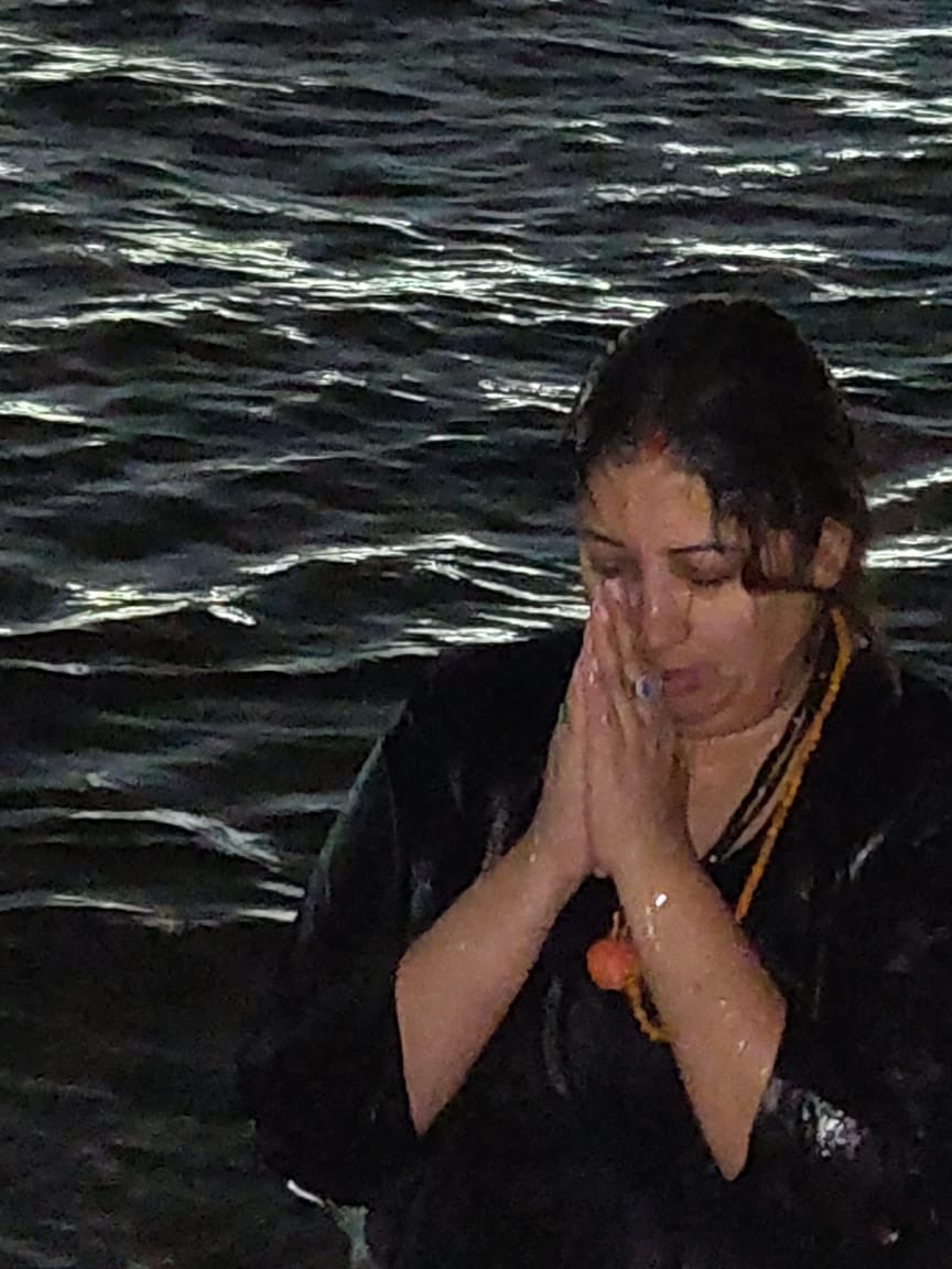 Kumbh 2019: Minister Smriti Irani takes holy dip in Ganga, shares pic on Twitter as Kumbh Mela begins in Prayagraj