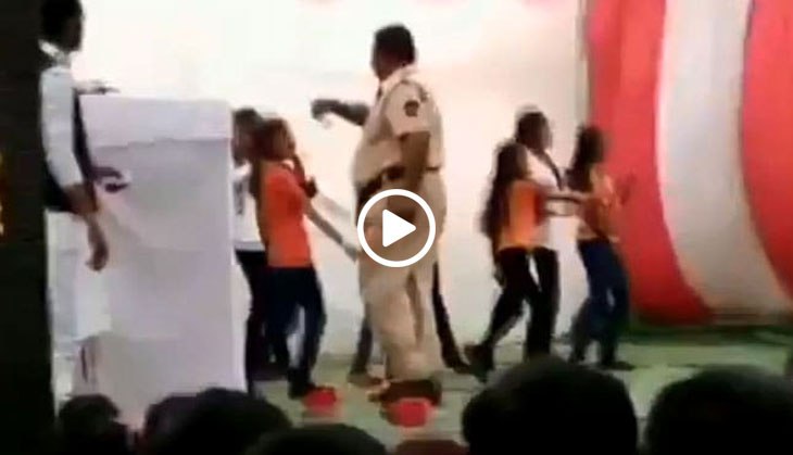 Caught on Camera! Nagpur Policeman showers cash on young schoolgirls dancing on Republic Day event; video goes viral
