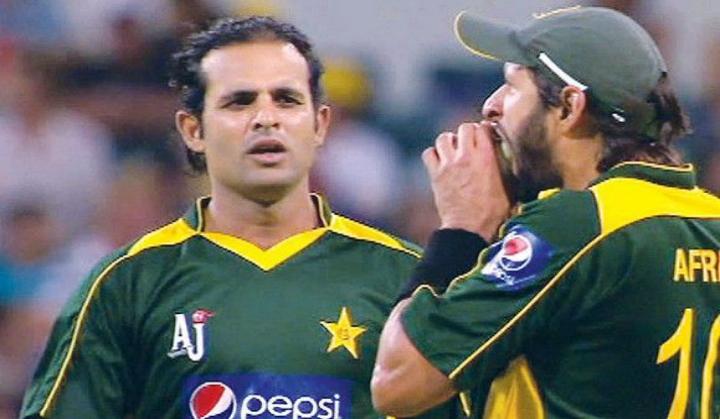 Before Steve Smith and David Warner, Shahid Afridi was banned for ball tampering and he did it in a unique way; see video