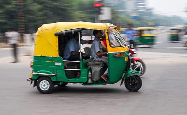 Delhi: Shocking! Boyfriend sets himself on fire inside autorickshaw over fight with girlfriend on a call; 2 co-passengers injured